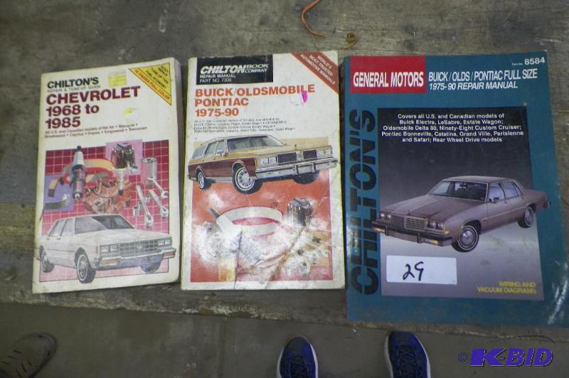 lot 29 image: Lot of 3 car manuals