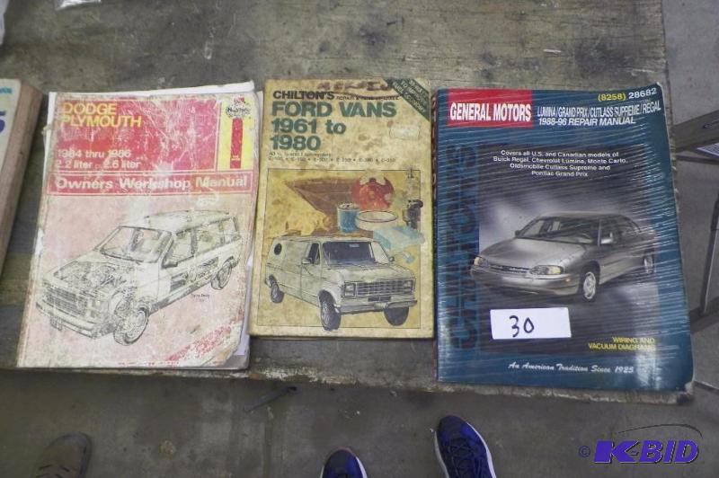 lot 30 image: Lot of 3 car manuals