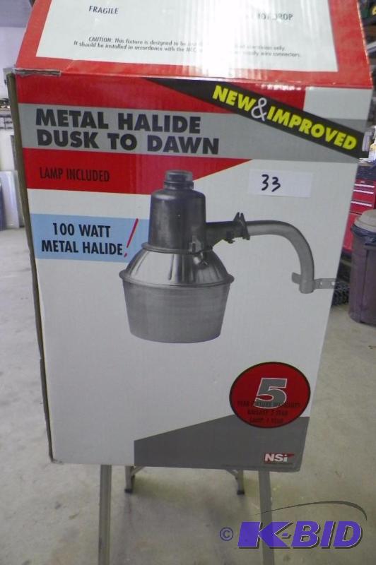 lot 33 image: 100 Watt Dusk to Dawn Lamp