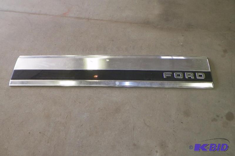 lot 44 image: Ford Tailgate Chrome 1988 or 1989