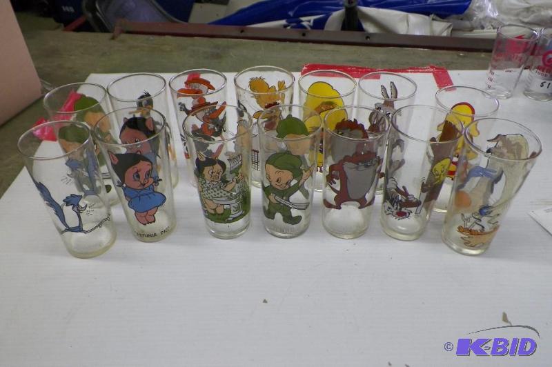lot 52 image: 14 Collectible Glasses