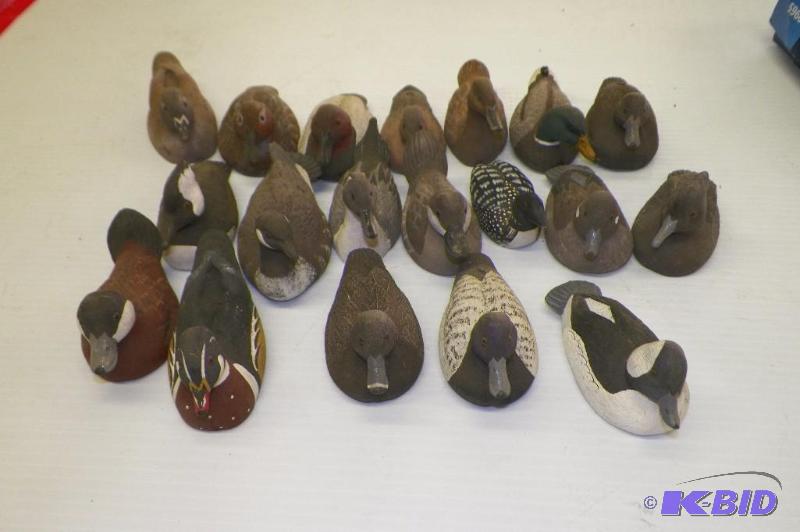 lot 53 image: 18 Jennings Mini Decoys Hand Painted