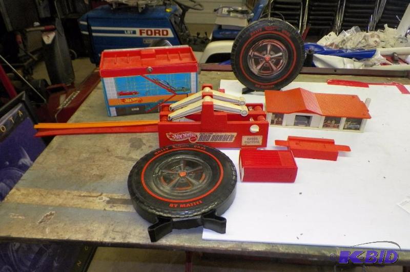 lot 74 image: Hot Wheels Lot - All items are original 1960-1970s items.  One car holder has a broken latch.  Very rare lot.