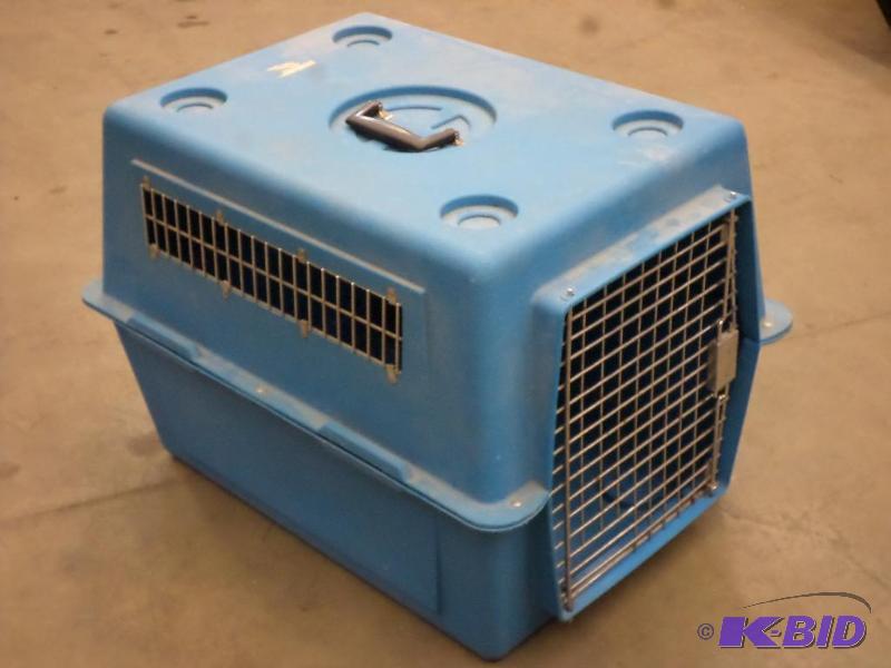 lot 109 image: Medium Sized Pet Travel Kennel...