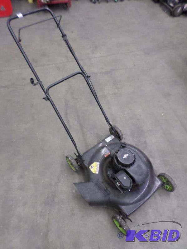 lot 26 image: Poulan 22" Push Mower, Briggs & Stra...