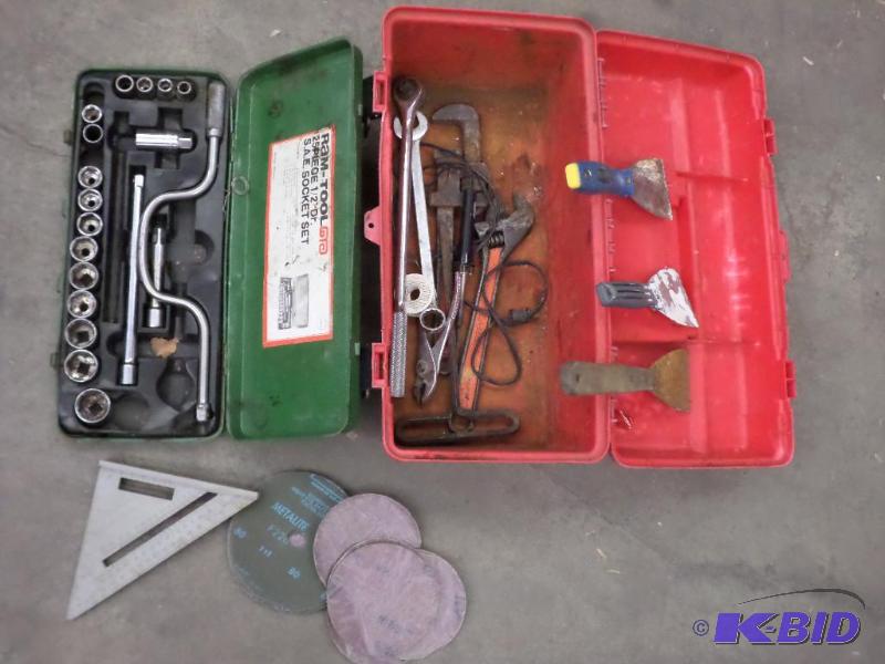 lot 34 image: Plastic Toolbox With Misc Hand Tools & 1...
