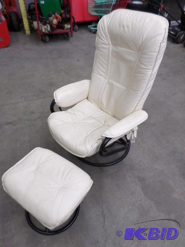 lot 39 image: Leather Lounger Chair With Ottoman...