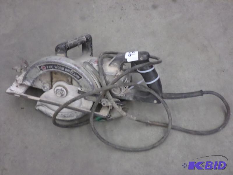 lot 92 image: Black & Decker 7.25" Worm Drive Saw...