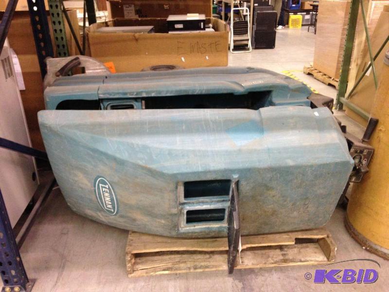 lot 24 image: Tennant Floor Scrubber For parts or repair ...