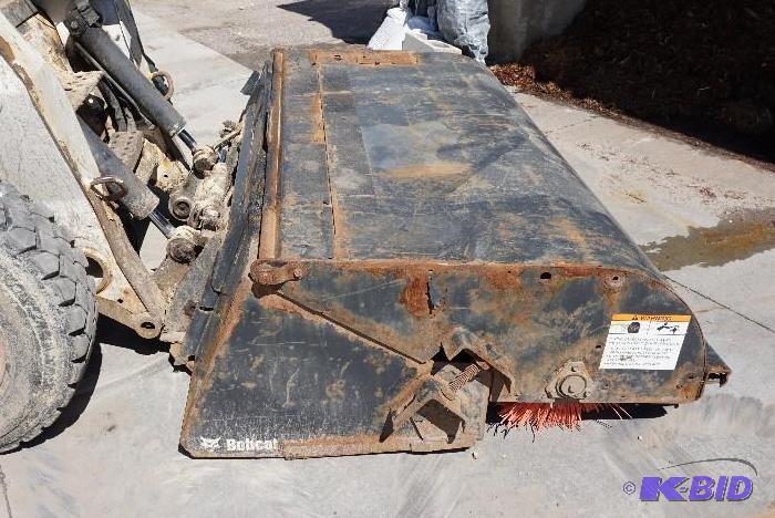 lot 11 image: Bobcat Brand Model 72 - 72" Universal Mo...