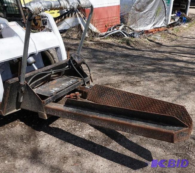 lot 13 image: Universal Mount Bobcat Skid Loader Skid Steer...