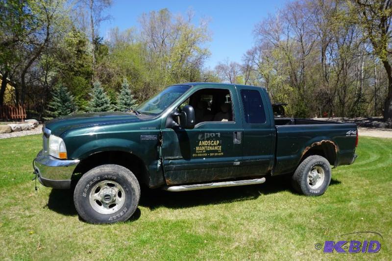 lot 2 image: 2002 Ford F250 Super Duty Extended Cab 4 x 4 ...