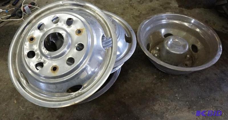 lot 29 image: 1 Lot of Ford F-550 Truck Wheel Accents In Us...