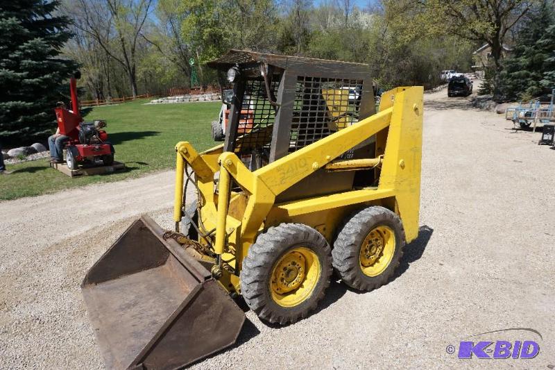 lot 4 image: 1990s Gehl 3410 Bobcat Skid Loader Skid Stee...