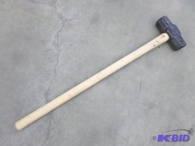 lot 49 image: Like New 10# Sledge Hammer...