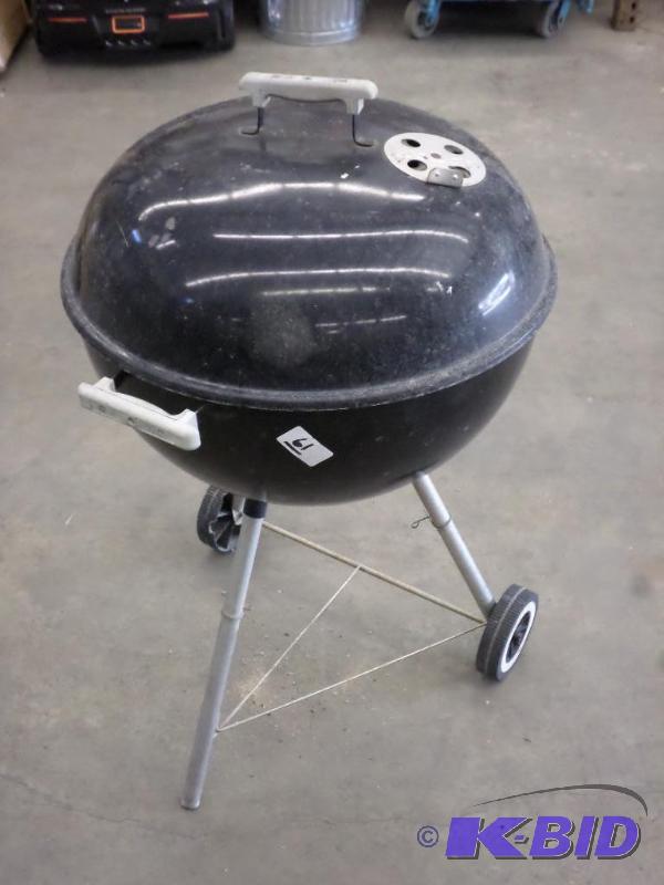 lot 61 image: Weber BBQ Grill...