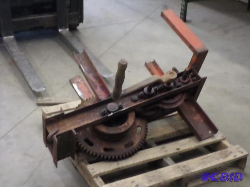 lot 87 image: Heavy Duty Vintage Hand-Crank Two-Speed Winch...