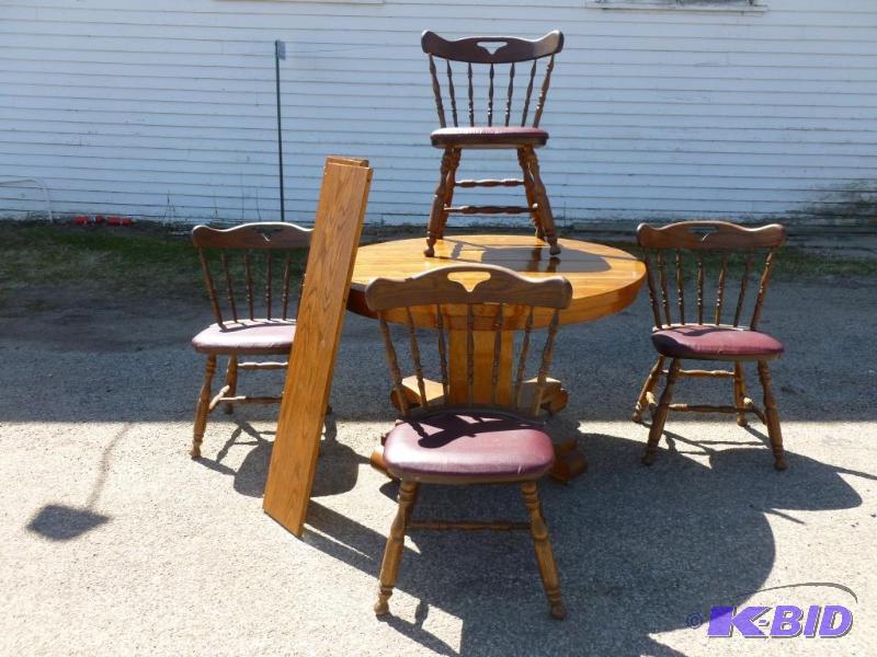 lot 1 image: Beautiful five piece dining room set that inc...