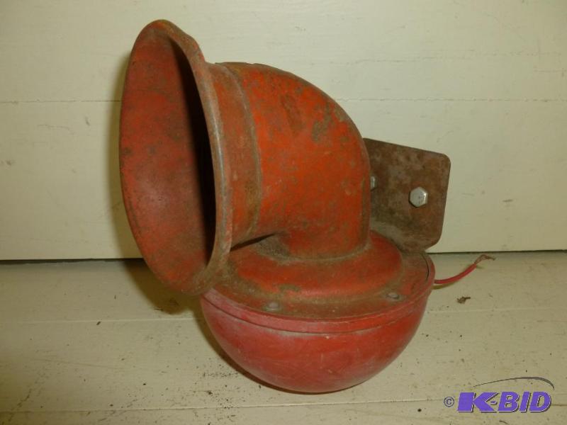 lot 102 image: Vintage car  truck horn. ...