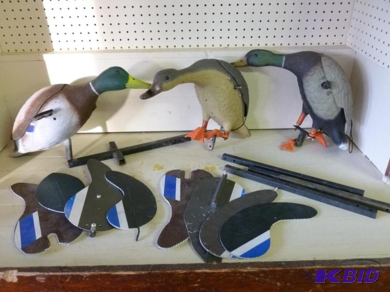 lot 112 image: Lot of three battery operated mechanical movi...