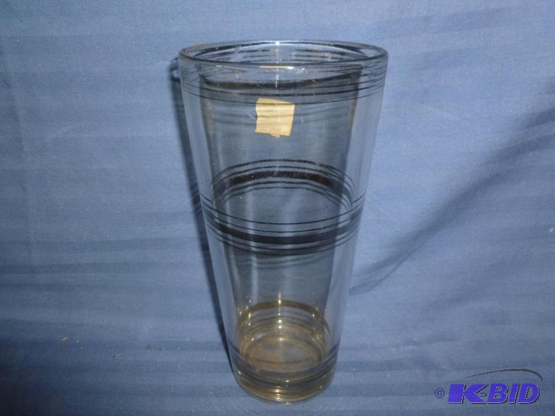 lot 118 image: Large 1950s shaker glass, measures 4" a...