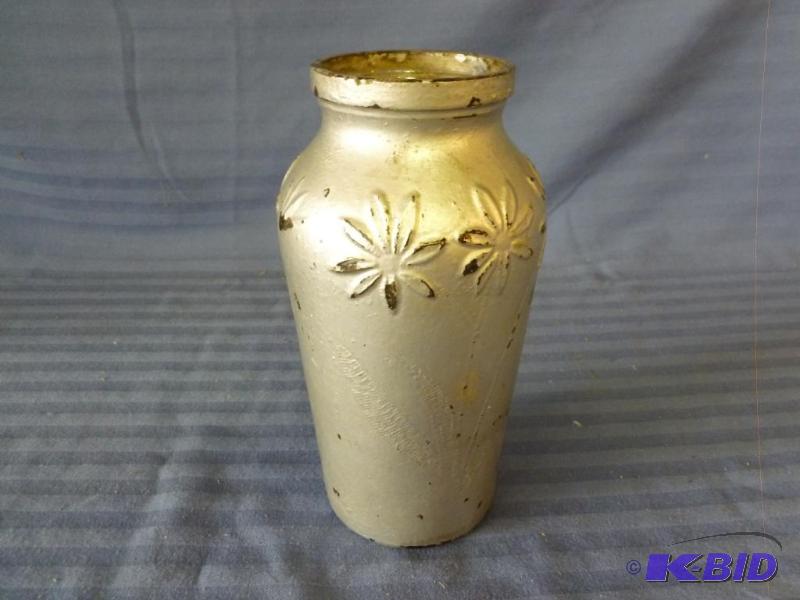 lot 119 image: Vintage 1930s painted glass vase, measures 3...