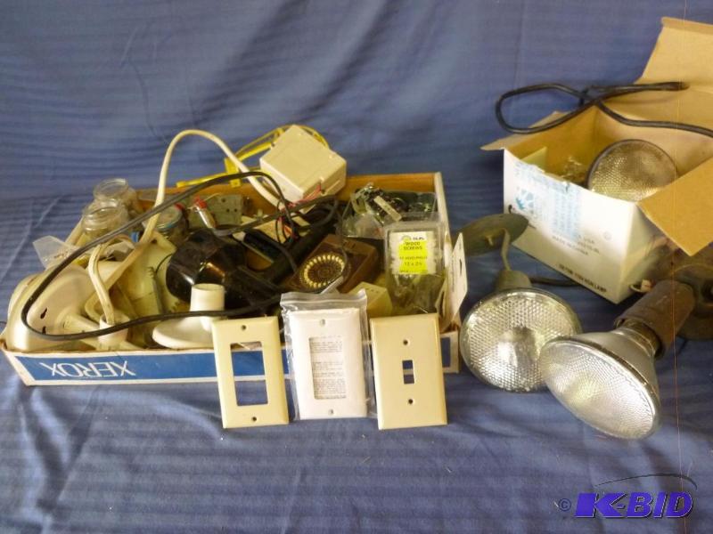 lot 154 image: Lot of outdoor flood type lights and related ...