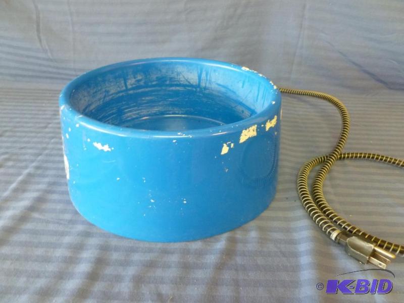 lot 17 image: Heated dog dish. Works....