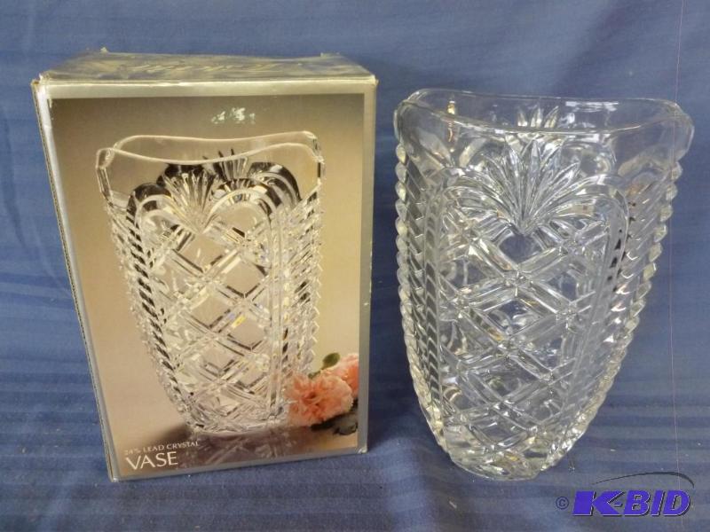 lot 174 image: Fostoria lead crystal vase, measures about 7&...