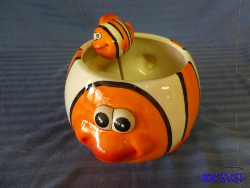 lot 191 image: Nice Nemo themed ceramic fish planter, measur...