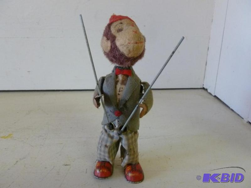lot 202 image: Vintage Tin Wind Up Monkey Toy, measures 7&qu...