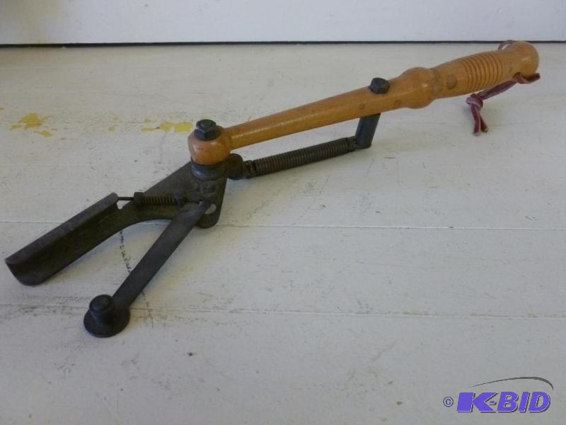 lot 37 image: Wood handled clay pigeon thrower. ...