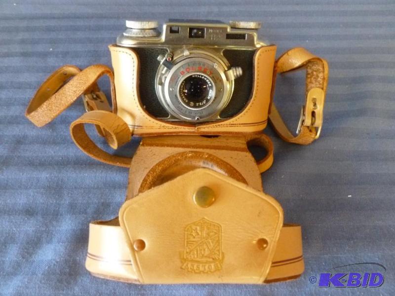 lot 38 image: Bolsey camera model B2, comes in leather case...