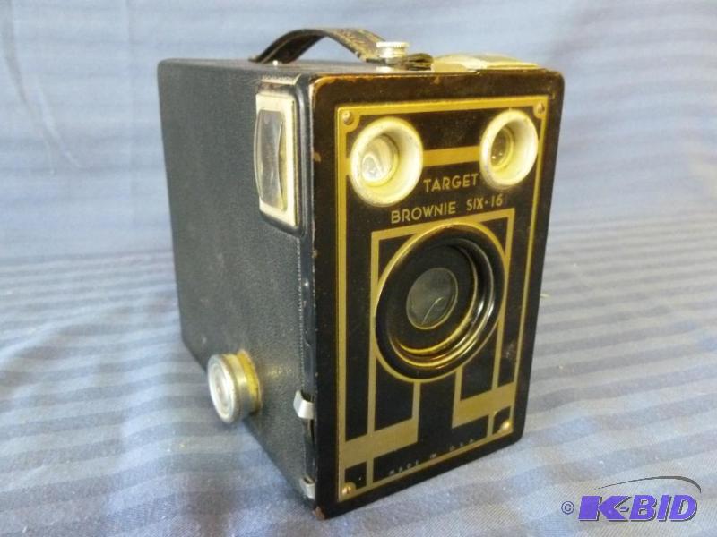 lot 39 image: Vintage Target Brownie Six-16 box camera.&nbs...