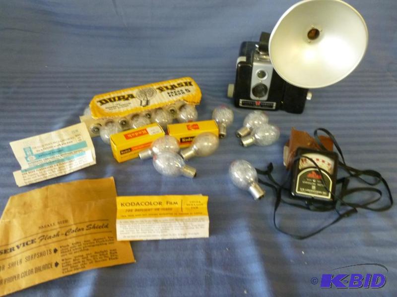 lot 41 image: Vintage Kodak Brownie Hawkeye Flash Model, wi...