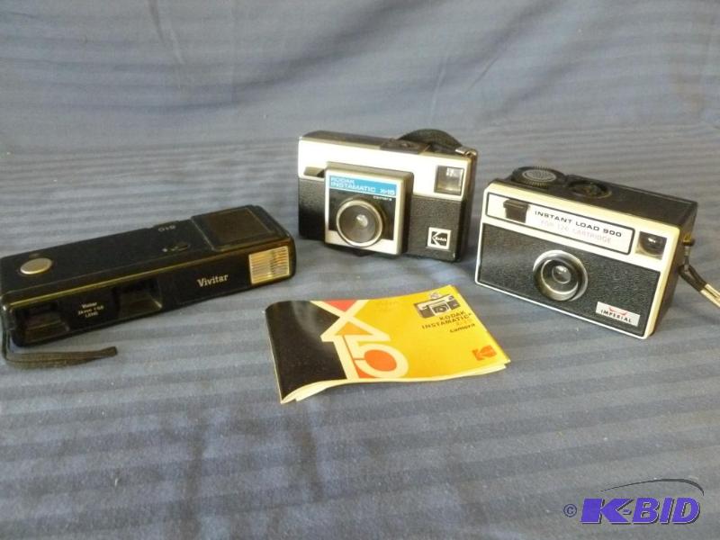 lot 46 image: Lot of three vintage cameras. ...
