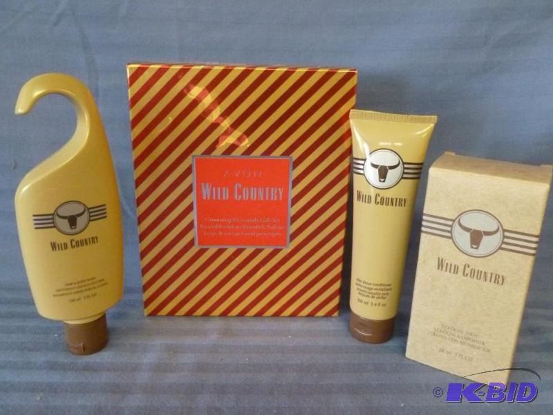 lot 48 image: Avon Wild Country Cologne Gift Set, new in th...