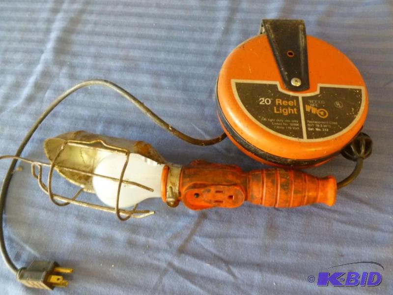 lot 54 image: Woods Wire 20 foot reel light. ...