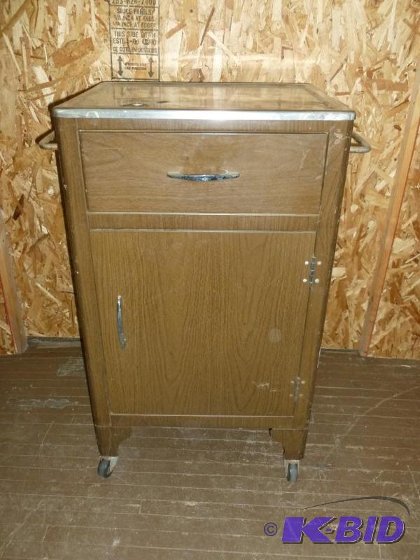 lot 62 image: Metal roller wheel cabinet, stainless steel t...