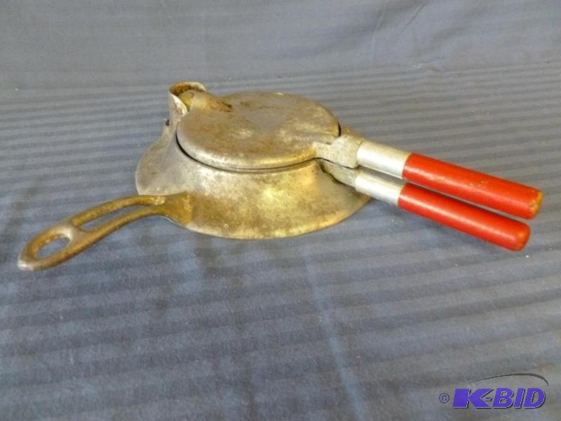 lot 72 image: Vintage Scandinavian Krumkake Iron. ...