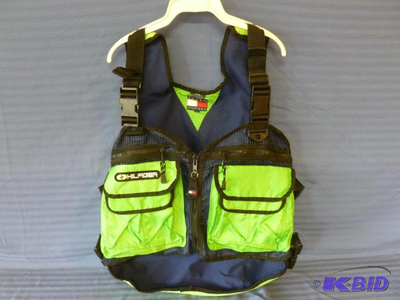 lot 89 image: Tommy Hilfiger vest backpack size xl, not use...