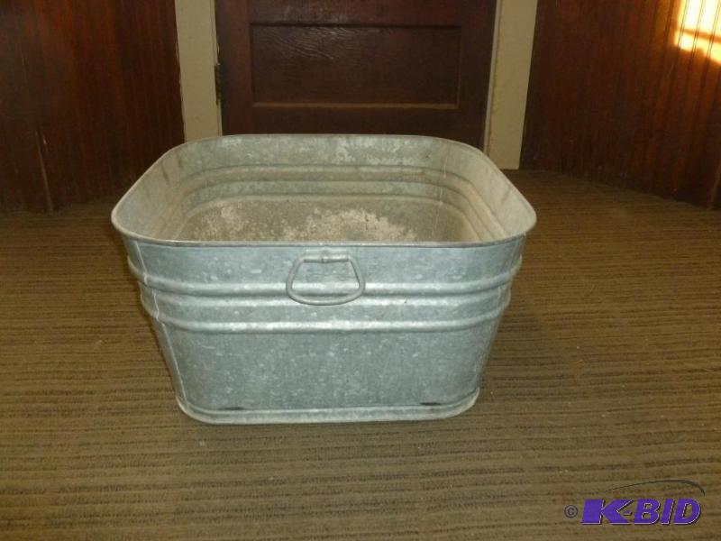 lot 99 image: Large galvanized steel wash tub, good conditi...