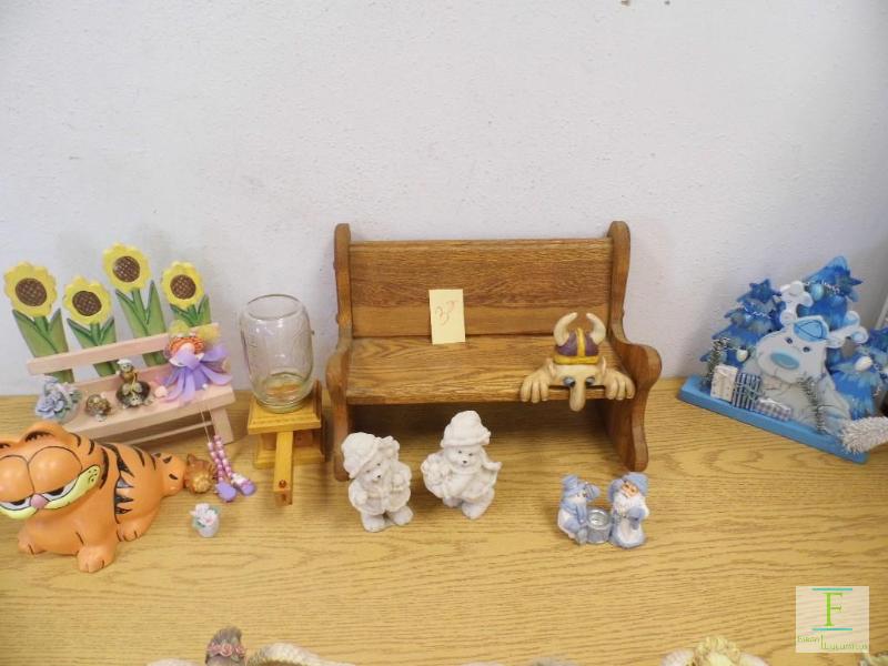 lot 32 image: Bench