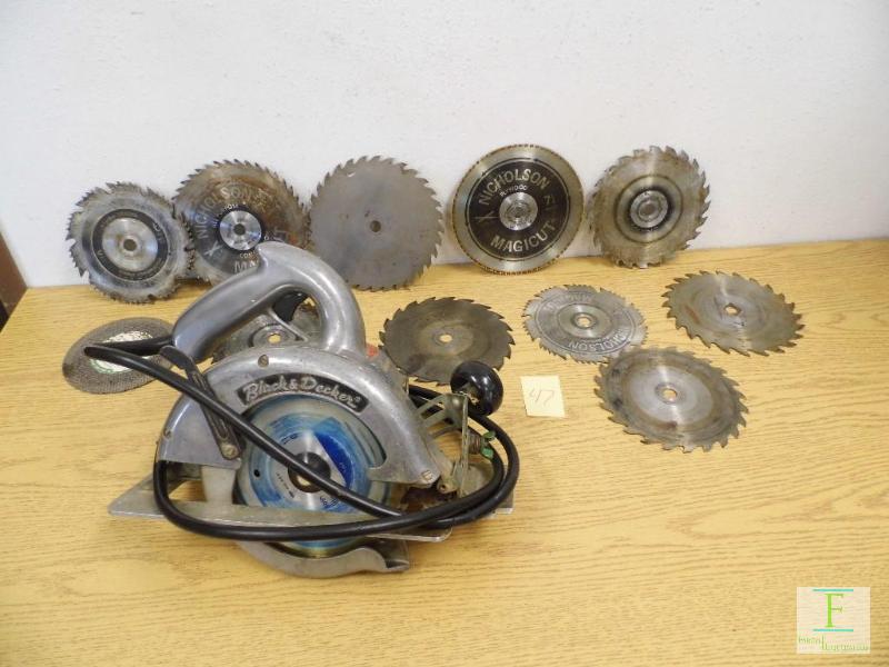 lot 47 image: Black & Decker Saw
