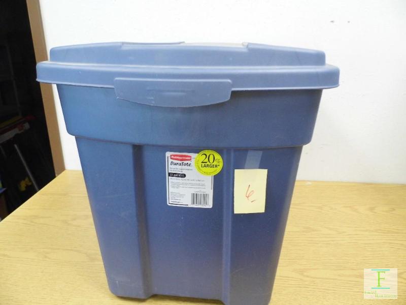 lot 6 image: Rubbermaid Rough Tote