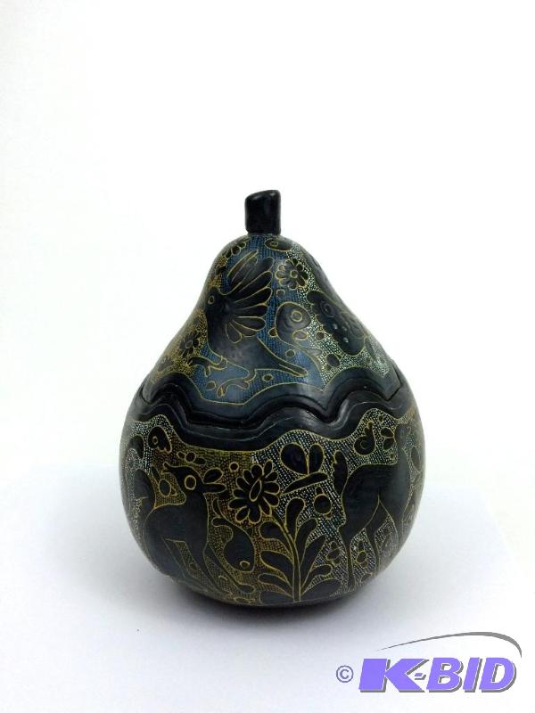 lot 20 image: gourd decor