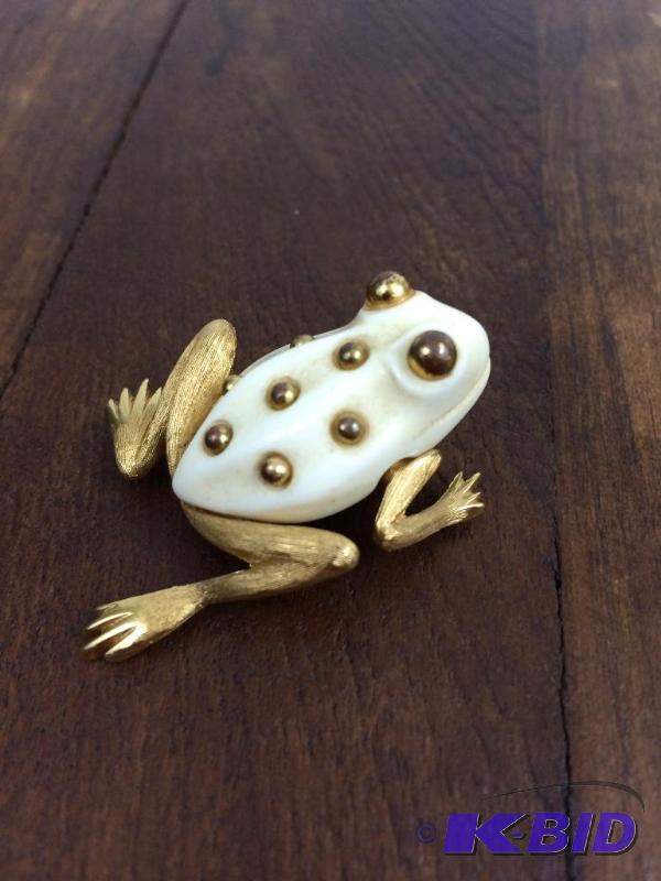 lot 36 image: Vintage Frog Pin by Trifari