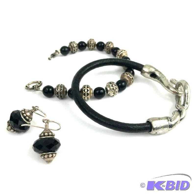lot 47 image: lot of three jewelry