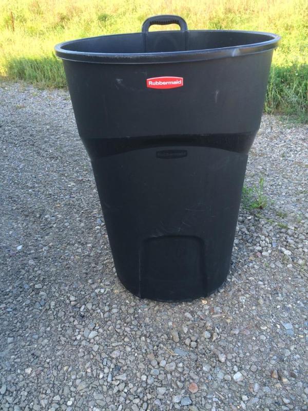 lot 47 image: Qty 10 Rubbermaid Trash Cans some with lids. ...