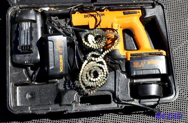 lot 113 image: Bostitch roofing nailer 20.4 volts cordless -...